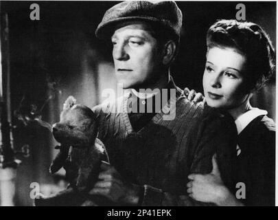 1939 , FRANKREICH : der französische Filmschauspieler JEAN GABIN ( 1904 - 1976 ) mit JACQUELINE LAURENT in LE JOUR SE LEVE ( Alba tragica ) Von Marcel Carné - KINO - FILM - Portrait - Rituto - cappello - Hut - Teddybär - Obeliotto - orso - Osetto - Spielzeug - Giocattolo - Giocattoli - Abbraccio - umarmen --- Archivio GBB Stockfoto