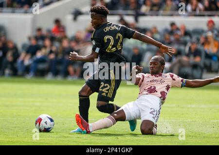 Los Angeles, Usa. 04. März 2023. Los Angeles FC Forward Kwadwo Opoku (L) und Portland Timbers Mittelfeldspieler Diego Chara (R) in Aktion während eines MLS-Fußballspiels in Los Angeles. Kredit: SOPA Images Limited/Alamy Live News Stockfoto