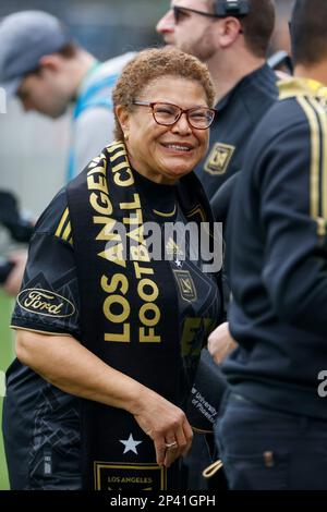 Los Angeles, Usa. 04. März 2023. Die Bürgermeisterin von Los Angeles, Karen Bass, nimmt an einem MLS-Fußballspiel zwischen dem Los Angeles FC und den Portland Timbers in Los Angeles Teil. Kredit: SOPA Images Limited/Alamy Live News Stockfoto