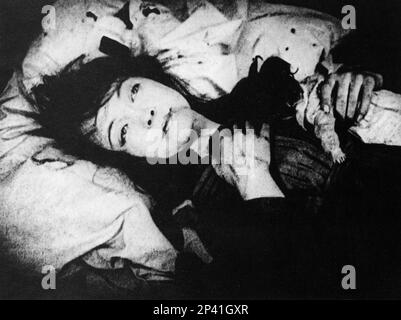 1919 , USA : die Stummfilmdarstellerin LILLIAN GISH ( 1893 - 1993 ) in GEBROCHENER BLÜTE ( Giglio infranto ) von David wark Griffith - KINO MUTO - FILM - Bett - Letto - Porträt - Rituto - Bambola - Puppe --- Archivio GBB Stockfoto