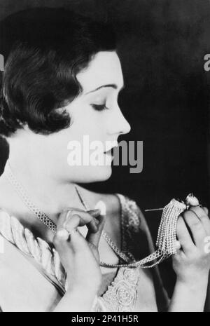 1920er Jahre, USA : die Schauspielerin GLORIA SWANSON ( 1898 - 1983 ) - FILM - KINO - attrice cinematografica - VAMP - DIVA - DIVINA - DIVINE - Profil - profilo - collana - Collier - Halskette - perle - perla - Perlen - gioiello - gioielli - Juwelen - Anello - Ringe --- Archivio GBB Stockfoto