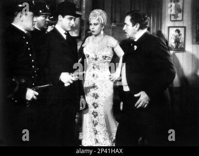 1933 , USA : die Filmschauspielerin MAE WEST mit CARY GRANT in SHE DONE HIM WRONG ( Lady Lou ) Von lowell Sherman - FILM - FILM - KINO - PORTRÄT - collana - Halskette - Juwel - Schmuck - Juwelen - gioiello - gioielli - Orecchini - Ohrentropfen - Scollatura - Dekolleté - Nekkopening - Halslinie - bionda - blonde Haare - Capelli biondi - polizia - Poliziotto - Polizisten-Cops... Archivio GBB Stockfoto