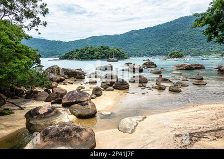 Abraao Beach auf der großen Insel Ilha Grande in Angra dos Reis, Rio de Janeiro, Brasilien, Südamerika Stockfoto