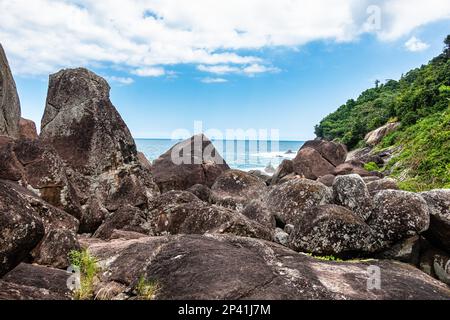 Aventureiro Beach auf der großen Insel Ilha Grande in Angra dos Reis, Rio de Janeiro, Brasilien Stockfoto