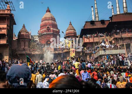 Varanasi, Uttarpradesh, Indien. 4. März 2023. Die Menschen von Kashi versammeln sich in Manikarnika Gheat, um Chita Bhasma Holi zu feiern. Es ist ein sehr guter Anlass für alle Aghoris, Weisen und Nagas. Nach dem Glauben an unsere Vedic-Schrift versammeln sich die Phantome, Geister und all diese Anhänger von Lord Shiva auf Manikarnika Gheat, um Masan Holi mit ihrer Gottheit Shiva zu feiern. (Kreditbild: © Sudip Chanda/Pacific Press via ZUMA Press Wire) NUR REDAKTIONELLE VERWENDUNG! Nicht für den kommerziellen GEBRAUCH! Stockfoto