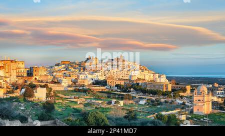 Attraktiver Blick auf die Skyline der weißen Stadt Ostuni und die Kirche Madonna della Grata, Brindisi, Apulien Süditalien. Europa. Stockfoto