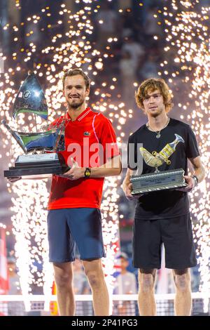 Daniil Medvedev posiert mit einer Trophäe nach dem Finale des Dubai Duty Free Tennisturniers im Dubai Tennisstadion. Sieg von Daniil Medvedev gegen Andrey Rublev (6-2, 6-2) Kredit: SOPA Images Limited/Alamy Live News Stockfoto