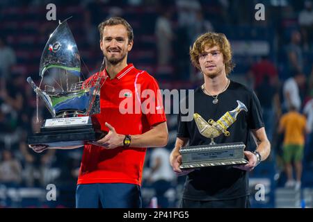 Daniil Medvedev posiert mit einer Trophäe nach dem Finale des Dubai Duty Free Tennisturniers im Dubai Tennisstadion. Sieg von Daniil Medvedev gegen Andrey Rublev (6-2, 6-2) Kredit: SOPA Images Limited/Alamy Live News Stockfoto