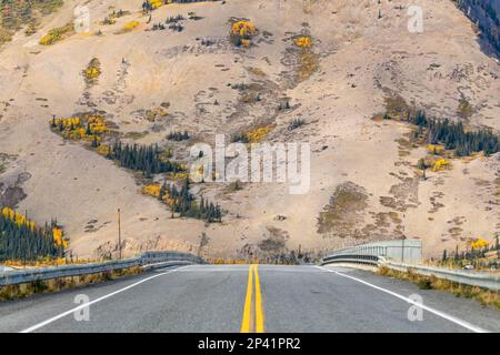 Atemberaubender Blick auf das Roadtrip-Gebiet im Norden Kanadas im Herbst. Auf dem Alaska Highway nahe Haines Junction. Stockfoto