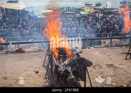 Varanasi, Uttarpradesh, Indien. 4. März 2023. Die Menschen von Kashi versammeln sich in Manikarnika Gheat, um Chita Bhasma Holi zu feiern. Es ist ein sehr guter Anlass für alle Aghoris, Weisen und Nagas. Nach dem Glauben an unsere Vedic-Schrift versammeln sich die Phantome, Geister und all diese Anhänger von Lord Shiva auf Manikarnika Gheat, um Masan Holi mit ihrer Gottheit Shiva zu feiern. (Kreditbild: © Sudip Chanda/Pacific Press via ZUMA Press Wire) NUR REDAKTIONELLE VERWENDUNG! Nicht für den kommerziellen GEBRAUCH! Stockfoto
