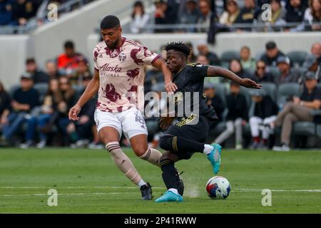 Los Angeles, Usa. 04. März 2023. Portland Timers Verteidiger Zac McGraw (L) und Los Angeles FC Forward Kwadwo Opoku (R) in Aktion während eines MLS-Fußballspiels in Los Angeles. (Foto: Ringo Chiu/SOPA Images/Sipa USA) Guthaben: SIPA USA/Alamy Live News Stockfoto