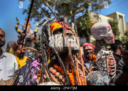 Varanasi, Uttarpradesh, Indien. 4. März 2023. Die Menschen von Kashi versammeln sich in Manikarnika Gheat, um Chita Bhasma Holi zu feiern. Es ist ein sehr guter Anlass für alle Aghoris, Weisen und Nagas. Nach dem Glauben an unsere Vedic-Schrift versammeln sich die Phantome, Geister und all diese Anhänger von Lord Shiva auf Manikarnika Gheat, um Masan Holi mit ihrer Gottheit Shiva zu feiern. (Kreditbild: © Sudip Chanda/Pacific Press via ZUMA Press Wire) NUR REDAKTIONELLE VERWENDUNG! Nicht für den kommerziellen GEBRAUCH! Stockfoto