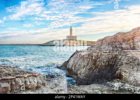 Atemberaubender Blick auf den Leuchtturm von Vieste, der sich auf der Insel Santa Eufemia erhebt. Leuchtturm in Vieste, Halbinsel Gargano, Region Apulien, Italien, Europa Stockfoto