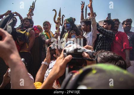 Varanasi, Uttarpradesh, Indien. 4. März 2023. Die Menschen von Kashi versammeln sich in Manikarnika Gheat, um Chita Bhasma Holi zu feiern. Es ist ein sehr guter Anlass für alle Aghoris, Weisen und Nagas. Nach dem Glauben an unsere Vedic-Schrift versammeln sich die Phantome, Geister und all diese Anhänger von Lord Shiva auf Manikarnika Gheat, um Masan Holi mit ihrer Gottheit Shiva zu feiern. (Kreditbild: © Sudip Chanda/Pacific Press via ZUMA Press Wire) NUR REDAKTIONELLE VERWENDUNG! Nicht für den kommerziellen GEBRAUCH! Stockfoto