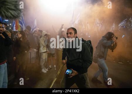 Tel Aviv, Israel. 04. März 2023. Ein Demonstrante singt während der Demonstration Slogans. Mehr als 200.000 Menschen protestierten in Tel Aviv gegen Netanjahus rechtsextreme Regierung und ihre umstrittene Rechtsreform. Kredit: SOPA Images Limited/Alamy Live News Stockfoto