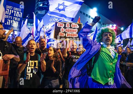 Tel Aviv, Israel. 04. März 2023. Demonstranten singen Slogans, während sie während der Demonstration Zeichen halten. Mehr als 200.000 Menschen protestierten in Tel Aviv gegen Netanjahus rechtsextreme Regierung und ihre umstrittene Rechtsreform. Kredit: SOPA Images Limited/Alamy Live News Stockfoto