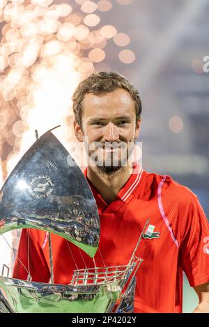 Daniil Medvedev posiert mit einer Trophäe nach dem Finale des Dubai Duty Free Tennisturniers im Dubai Tennisstadion. Sieg von Daniil Medvedev gegen Andrey Rublev (6-2, 6-2) (Foto: Abdallah Bruno/SOPA Images/Sipa USA) Kredit: SIPA USA/Alamy Live News Stockfoto