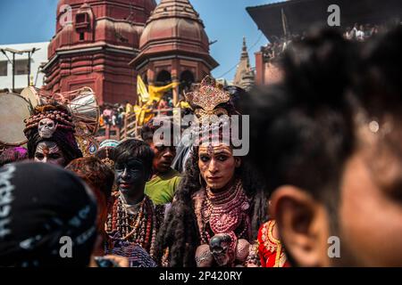 Varanasi, Uttarpradesh, Indien. 4. März 2023. Die Menschen von Kashi versammeln sich in Manikarnika Gheat, um Chita Bhasma Holi zu feiern. Es ist ein sehr guter Anlass für alle Aghoris, Weisen und Nagas. Nach dem Glauben an unsere Vedic-Schrift versammeln sich die Phantome, Geister und all diese Anhänger von Lord Shiva auf Manikarnika Gheat, um Masan Holi mit ihrer Gottheit Shiva zu feiern. (Kreditbild: © Sudip Chanda/Pacific Press via ZUMA Press Wire) NUR REDAKTIONELLE VERWENDUNG! Nicht für den kommerziellen GEBRAUCH! Stockfoto