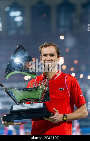 Daniil Medvedev posiert mit einer Trophäe nach dem Finale des Dubai Duty Free Tennisturniers im Dubai Tennisstadion. Sieg von Daniil Medvedev gegen Andrey Rublev (6-2, 6-2) (Foto: Abdallah Bruno/SOPA Images/Sipa USA) Kredit: SIPA USA/Alamy Live News Stockfoto