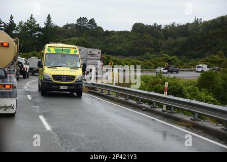 GREYMOUTH, NEUSEELAND, 22. FEBRUAR 2023: Ein Krankenwagen passiert eine Verkehrslinie nach einem Verkehrsunfall in der Nähe von Dobson, Neuseeland Stockfoto