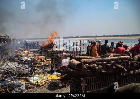 Varanasi, Uttarpradesh, Indien. 4. März 2023. Die Menschen von Kashi versammeln sich in Manikarnika Gheat, um Chita Bhasma Holi zu feiern. Es ist ein sehr guter Anlass für alle Aghoris, Weisen und Nagas. Nach dem Glauben an unsere Vedic-Schrift versammeln sich die Phantome, Geister und all diese Anhänger von Lord Shiva auf Manikarnika Gheat, um Masan Holi mit ihrer Gottheit Shiva zu feiern. (Kreditbild: © Sudip Chanda/Pacific Press via ZUMA Press Wire) NUR REDAKTIONELLE VERWENDUNG! Nicht für den kommerziellen GEBRAUCH! Stockfoto