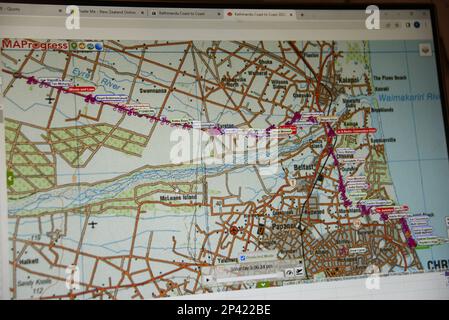 CHRISTCHURCH, NEUSEELAND, 11. Februar 2023: Der Fortschritt der Teilnehmer im jährlichen Coast to Coast Triathlon wird auf einem Desktop-Computer angezeigt Stockfoto