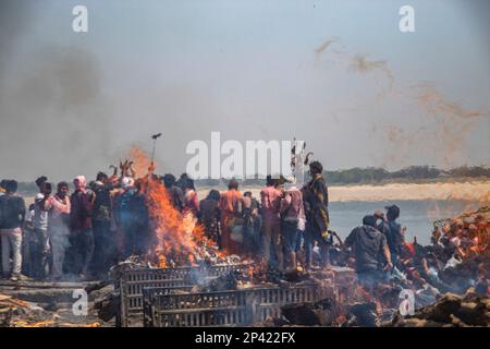 Varanasi, Uttarpradesh, Indien. 4. März 2023. Die Menschen von Kashi versammeln sich in Manikarnika Gheat, um Chita Bhasma Holi zu feiern. Es ist ein sehr guter Anlass für alle Aghoris, Weisen und Nagas. Nach dem Glauben an unsere Vedic-Schrift versammeln sich die Phantome, Geister und all diese Anhänger von Lord Shiva auf Manikarnika Gheat, um Masan Holi mit ihrer Gottheit Shiva zu feiern. (Kreditbild: © Sudip Chanda/Pacific Press via ZUMA Press Wire) NUR REDAKTIONELLE VERWENDUNG! Nicht für den kommerziellen GEBRAUCH! Stockfoto