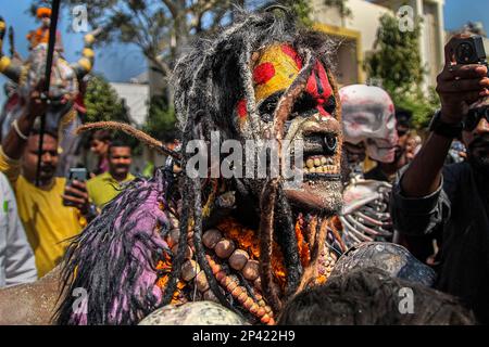 Varanasi, Uttarpradesh, Indien. 4. März 2023. Die Menschen von Kashi versammeln sich in Manikarnika Gheat, um Chita Bhasma Holi zu feiern. Es ist ein sehr guter Anlass für alle Aghoris, Weisen und Nagas. Nach dem Glauben an unsere Vedic-Schrift versammeln sich die Phantome, Geister und all diese Anhänger von Lord Shiva auf Manikarnika Gheat, um Masan Holi mit ihrer Gottheit Shiva zu feiern. (Kreditbild: © Sudip Chanda/Pacific Press via ZUMA Press Wire) NUR REDAKTIONELLE VERWENDUNG! Nicht für den kommerziellen GEBRAUCH! Stockfoto