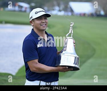 Orlando, Usa. 05. März 2023. Kurt Kitayama aus Chico, Kalifornien, hält seine Trophäe für den Gewinn des Arnold Palmer Invitational, präsentiert von Mastercard im Bay Hill Club and Lodge in Orlando, Florida, am Sonntag, den 5. März 2023. Foto: Joe Marino/UPI. Kredit: UPI/Alamy Live News Stockfoto