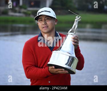 Orlando, Usa. 05. März 2023. Kurt Kitayama aus Chico, Kalifornien, hält seine Trophäe, nachdem er am Sonntag, den 5. März 2023, den Arnold Palmer Invitational von Mastercard im Bay Hill Club and Lodge in Orlando, Florida, gewonnen hat. Foto: Joe Marino/UPI. Kredit: UPI/Alamy Live News Stockfoto