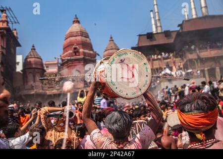 Varanasi, Uttarpradesh, Indien. 4. März 2023. Die Menschen von Kashi versammeln sich in Manikarnika Gheat, um Chita Bhasma Holi zu feiern. Es ist ein sehr guter Anlass für alle Aghoris, Weisen und Nagas. Nach dem Glauben an unsere Vedic-Schrift versammeln sich die Phantome, Geister und all diese Anhänger von Lord Shiva auf Manikarnika Gheat, um Masan Holi mit ihrer Gottheit Shiva zu feiern. (Kreditbild: © Sudip Chanda/Pacific Press via ZUMA Press Wire) NUR REDAKTIONELLE VERWENDUNG! Nicht für den kommerziellen GEBRAUCH! Stockfoto