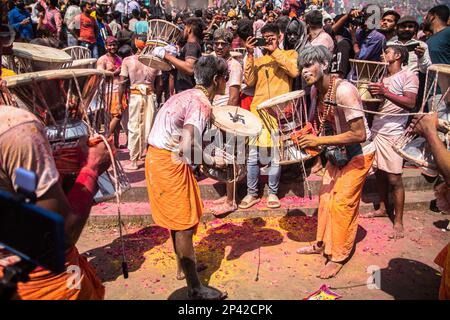 Varanasi, Uttarpradesh, Indien. 4. März 2023. Die Menschen von Kashi versammeln sich in Manikarnika Gheat, um Chita Bhasma Holi zu feiern. Es ist ein sehr guter Anlass für alle Aghoris, Weisen und Nagas. Nach dem Glauben an unsere Vedic-Schrift versammeln sich die Phantome, Geister und all diese Anhänger von Lord Shiva auf Manikarnika Gheat, um Masan Holi mit ihrer Gottheit Shiva zu feiern. (Kreditbild: © Sudip Chanda/Pacific Press via ZUMA Press Wire) NUR REDAKTIONELLE VERWENDUNG! Nicht für den kommerziellen GEBRAUCH! Stockfoto