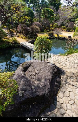 Kiunkaku Pond Garden - Kiunkaku gehörte einst zu den drei größten Häusern in Atami. Als es zu einem Hotel wurde, wurde es von vielen japanischen Autoren genutzt und so Stockfoto