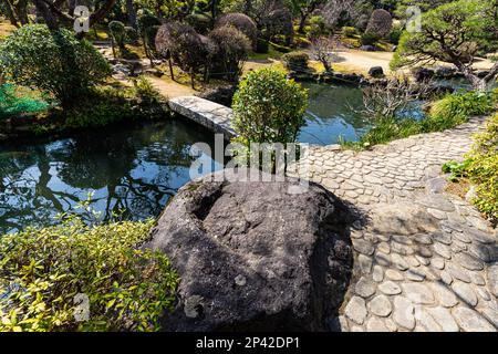 Kiunkaku Pond Garden - Kiunkaku gehörte einst zu den drei größten Häusern in Atami. Als es zu einem Hotel wurde, wurde es von vielen japanischen Autoren genutzt und so Stockfoto