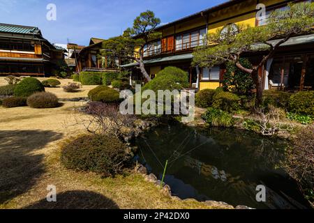 Kiunkaku Pond Garden - Kiunkaku gehörte einst zu den drei größten Häusern in Atami. Als es zu einem Hotel wurde, wurde es von vielen japanischen Autoren genutzt und so Stockfoto