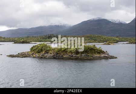 Die Inseln des Kawesqar Nationalparks können von einer Fähre aus gesehen werden, die durch die Fjorde des südlichen Chile fährt Stockfoto