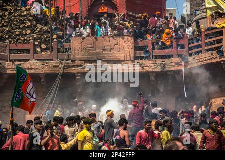 Varanasi, Uttarpradesh, Indien. 4. März 2023. Die Menschen von Kashi versammeln sich in Manikarnika Gheat, um Chita Bhasma Holi zu feiern. Es ist ein sehr guter Anlass für alle Aghoris, Weisen und Nagas. Nach dem Glauben an unsere Vedic-Schrift versammeln sich die Phantome, Geister und all diese Anhänger von Lord Shiva auf Manikarnika Gheat, um Masan Holi mit ihrer Gottheit Shiva zu feiern. (Kreditbild: © Sudip Chanda/Pacific Press via ZUMA Press Wire) NUR REDAKTIONELLE VERWENDUNG! Nicht für den kommerziellen GEBRAUCH! Stockfoto