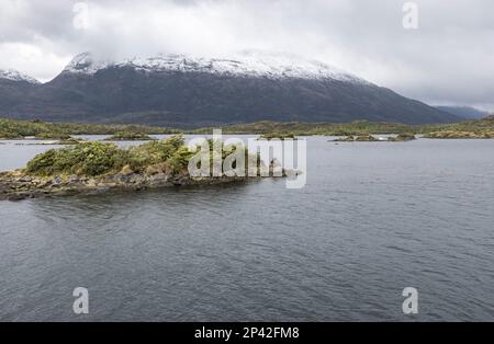 Die Inseln des Kawesqar Nationalparks können von einer Fähre aus gesehen werden, die durch die Fjorde des südlichen Chile fährt Stockfoto