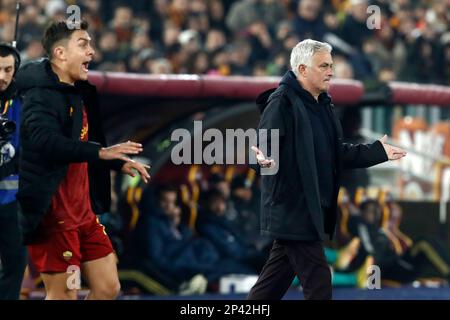 Rom, Italien. 05. März 2023. JoseÕ Mourinho, rechts, Cheftrainer von AS Roma, Gesten, während Paulo Dybala während des Fußballspiels der Serie A zwischen Roma und Juventus im Olympiastadion in Rom, Rom, Italien, am 05. März 2023 reagiert. Kredit: Riccardo De Luca - Update Images/Alamy Live News Stockfoto