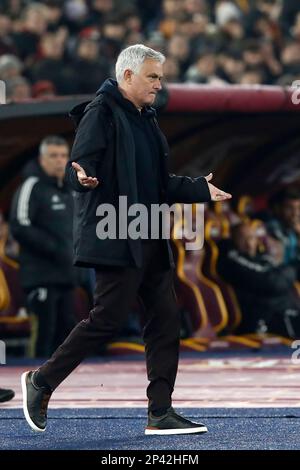 Rom, Italien. 05. März 2023. JoseÕ Mourinho, Cheftrainer von AS Roma, Gesten während des Fußballspiels der Serie A zwischen Roma und Juventus im Olympiastadion in Rom, Rom, Italien, am 05. März 2023. Kredit: Riccardo De Luca - Update Images/Alamy Live News Stockfoto