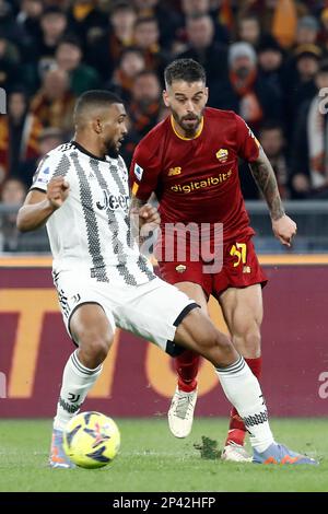 Rom, Italien. 05. März 2023. Leonardo Spinazzola, rechts, von AS Roma, wird vom Juventus Gleison Bremer beim Fußballspiel der Serie A zwischen Roma und Juventus im Olympiastadion in Rom, Rom, Italien, am 05. März 2023 herausgefordert. Kredit: Riccardo De Luca - Update Images/Alamy Live News Stockfoto