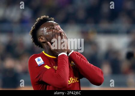 Rom, Italien. 05. März 2023. Tammy Abraham von AS Roma reagiert während des Fußballspiels der Serie A zwischen Roma und Juventus im Olympiastadion in Rom, Rom, Italien, am 05. März 2023. Kredit: Riccardo De Luca - Update Images/Alamy Live News Stockfoto