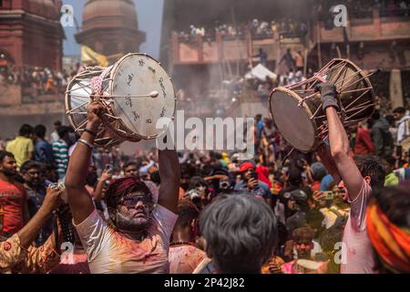 Varanasi, Uttarpradesh, Indien. 4. März 2023. Die Menschen von Kashi versammeln sich in Manikarnika Gheat, um Chita Bhasma Holi zu feiern. Es ist ein sehr guter Anlass für alle Aghoris, Weisen und Nagas. Nach dem Glauben an unsere Vedic-Schrift versammeln sich die Phantome, Geister und all diese Anhänger von Lord Shiva auf Manikarnika Gheat, um Masan Holi mit ihrer Gottheit Shiva zu feiern. (Kreditbild: © Sudip Chanda/Pacific Press via ZUMA Press Wire) NUR REDAKTIONELLE VERWENDUNG! Nicht für den kommerziellen GEBRAUCH! Stockfoto