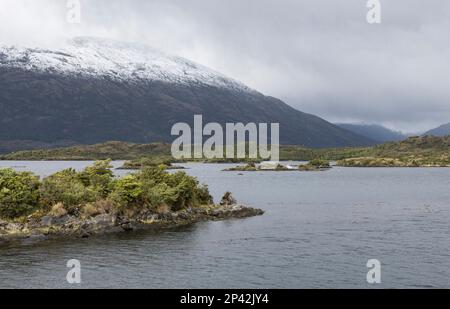 Die Inseln des Kawesqar Nationalparks können von einer Fähre aus gesehen werden, die durch die Fjorde des südlichen Chile fährt Stockfoto