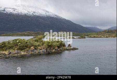Die Inseln des Kawesqar Nationalparks können von einer Fähre aus gesehen werden, die durch die Fjorde des südlichen Chile fährt Stockfoto