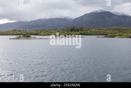 Die Inseln des Kawesqar Nationalparks können von einer Fähre aus gesehen werden, die durch die Fjorde des südlichen Chile fährt Stockfoto