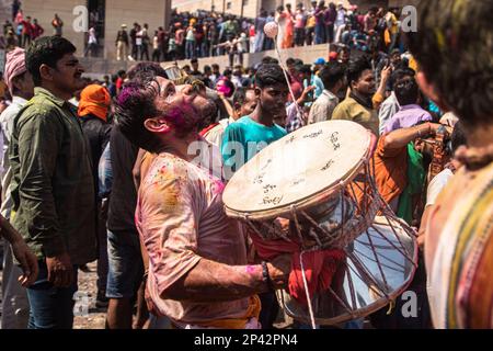 Varanasi, Uttarpradesh, Indien. 4. März 2023. Die Menschen von Kashi versammeln sich in Manikarnika Gheat, um Chita Bhasma Holi zu feiern. Es ist ein sehr guter Anlass für alle Aghoris, Weisen und Nagas. Nach dem Glauben an unsere Vedic-Schrift versammeln sich die Phantome, Geister und all diese Anhänger von Lord Shiva auf Manikarnika Gheat, um Masan Holi mit ihrer Gottheit Shiva zu feiern. (Kreditbild: © Sudip Chanda/Pacific Press via ZUMA Press Wire) NUR REDAKTIONELLE VERWENDUNG! Nicht für den kommerziellen GEBRAUCH! Stockfoto