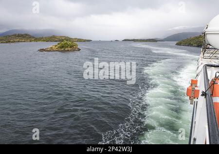 Fähre im kalten Wasser der Fjorde im Süden Chiles Stockfoto