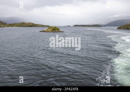 Kawesqar-Nationalpark von einer Fähre aus gesehen, die durch die Fjorde des südlichen Chile fährt Stockfoto