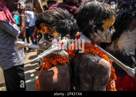 Varanasi, Uttarpradesh, Indien. 4. März 2023. Die Menschen von Kashi versammeln sich in Manikarnika Gheat, um Chita Bhasma Holi zu feiern. Es ist ein sehr guter Anlass für alle Aghoris, Weisen und Nagas. Nach dem Glauben an unsere Vedic-Schrift versammeln sich die Phantome, Geister und all diese Anhänger von Lord Shiva auf Manikarnika Gheat, um Masan Holi mit ihrer Gottheit Shiva zu feiern. (Kreditbild: © Sudip Chanda/Pacific Press via ZUMA Press Wire) NUR REDAKTIONELLE VERWENDUNG! Nicht für den kommerziellen GEBRAUCH! Stockfoto